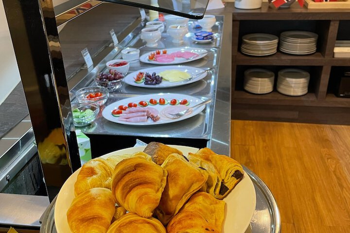 Breakfast/Coffee Service 32 of 37
