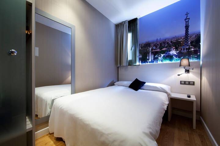 Room 6 of 18