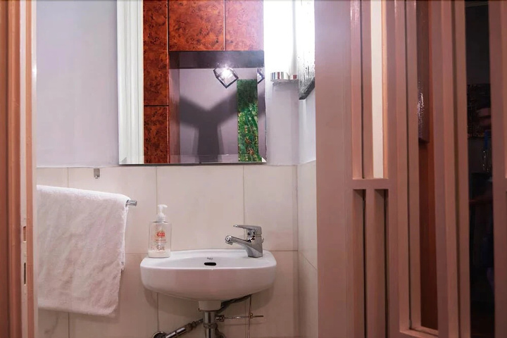 Room 8 of 19