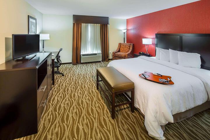 1 King Bed (2 of 14)