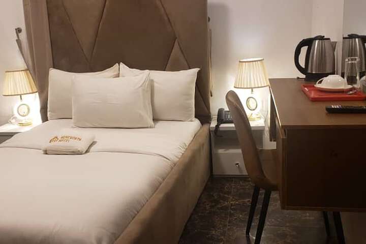 Room 10 of 27