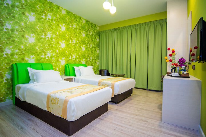 Room 12 of 18
