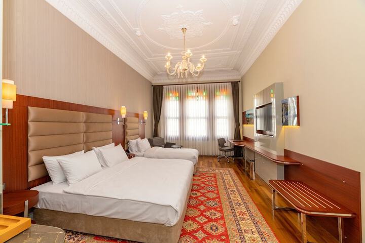 Room 8 of 102