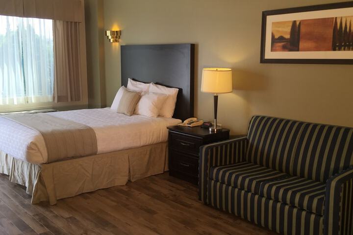 1 Queen Bed (2 of 5)