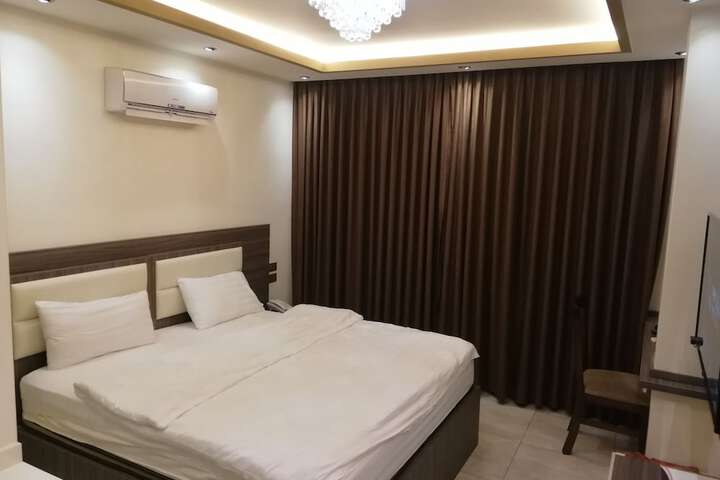 Room 11 of 37