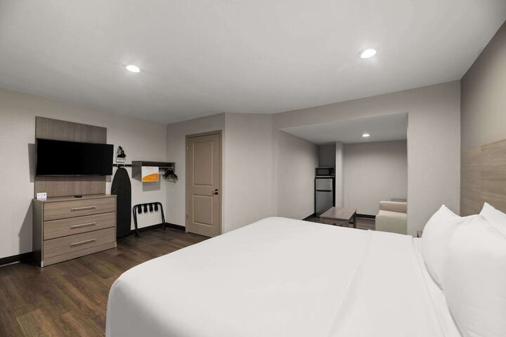 1 King Bed Suite (6 of 18)
