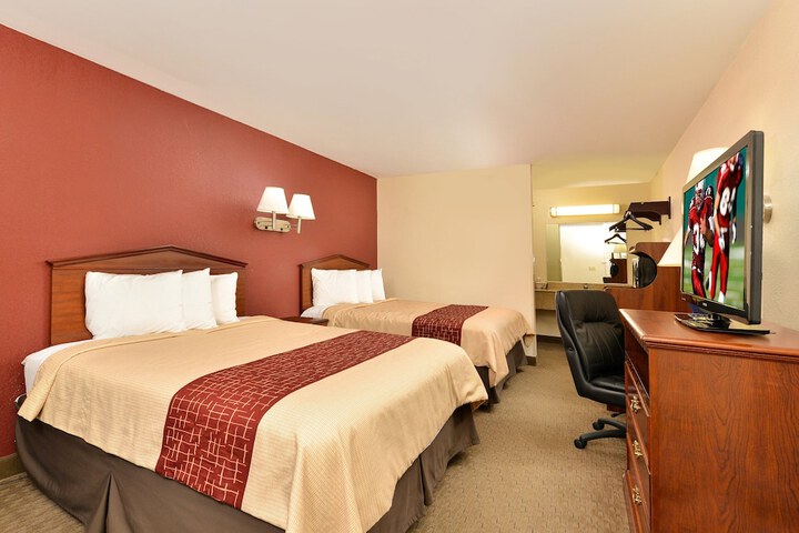 Deluxe 2 Queen Beds (7 of 8)