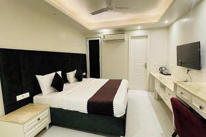Room 13 of 22