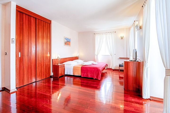 Room 52 of 95