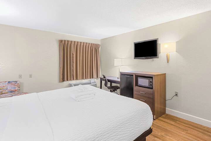 1 King Bed (13 of 17)