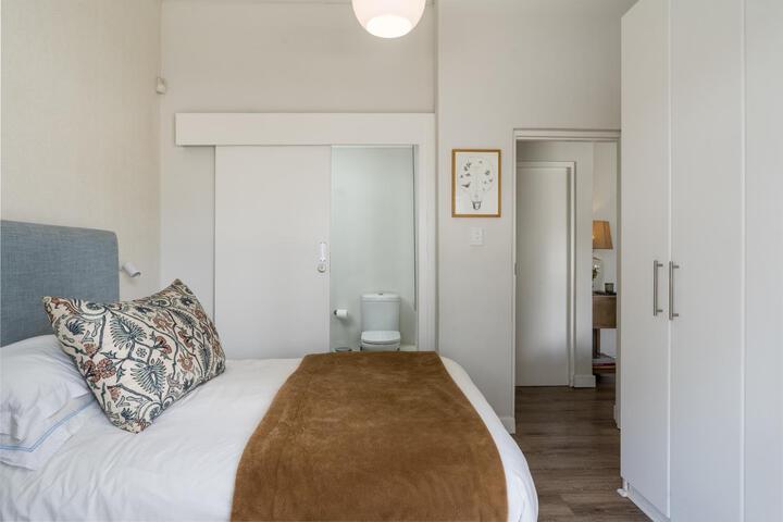 Room 6 of 28