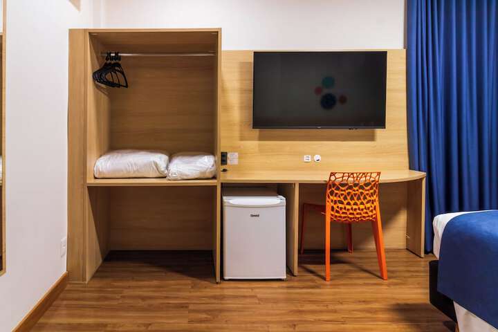 Room 16 of 102