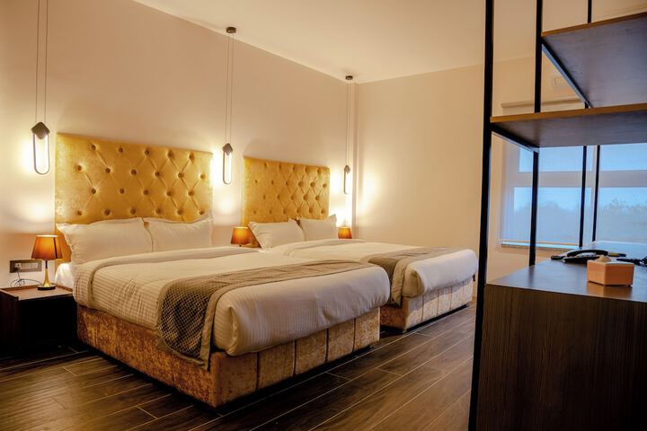 Room 4 of 40