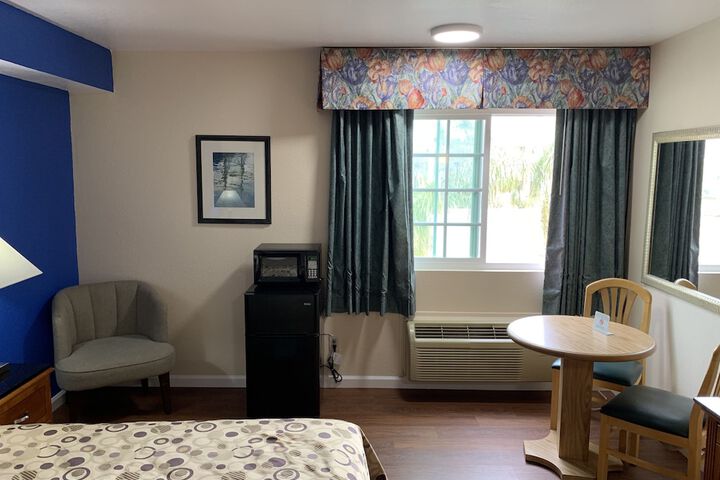 Queen Bed Accessible (11 of 23)