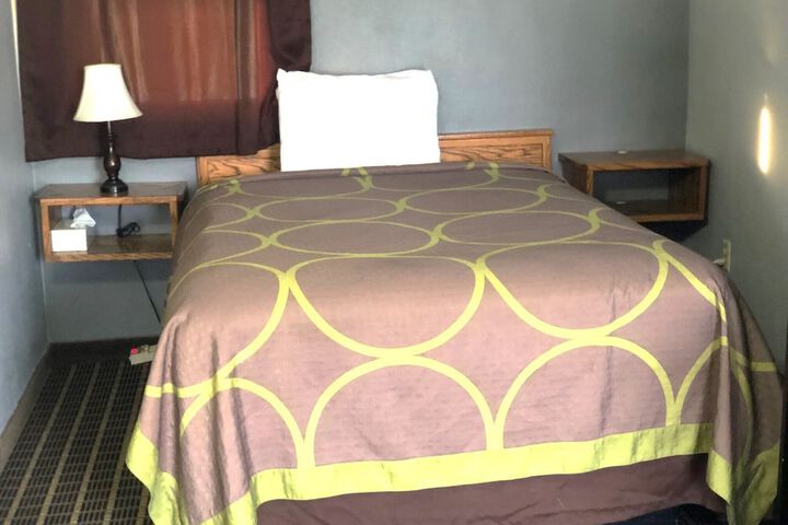 Room 10 of 33