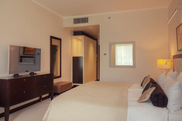 Room 8 of 86