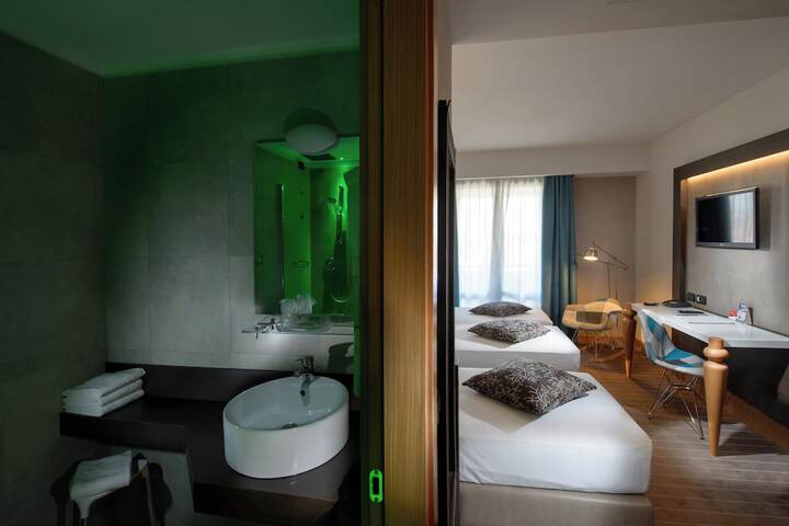 Room 47 of 76