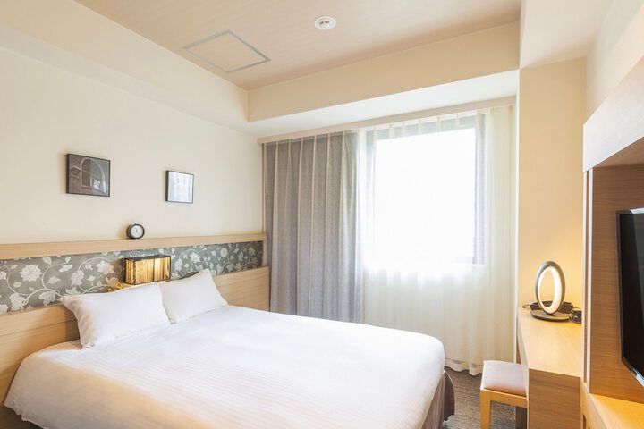 Room 12 of 28