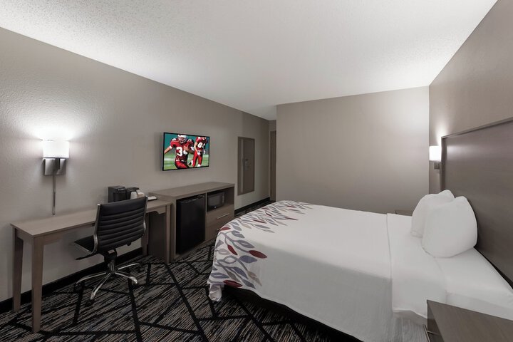 Deluxe Queen Bed (5 of 9)