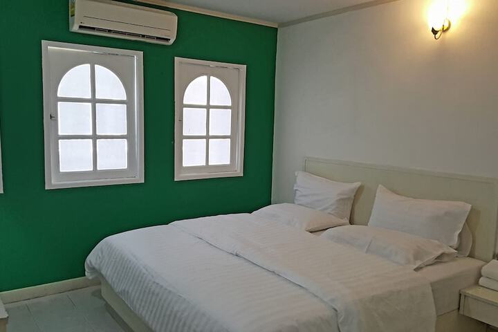 Room 9 of 40