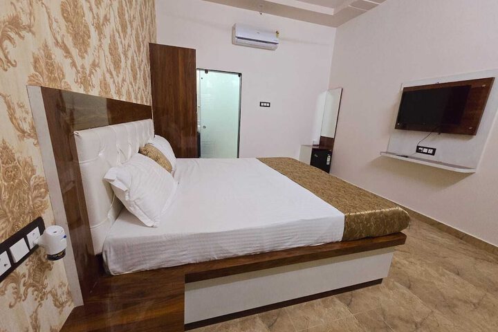 Room 5 of 16