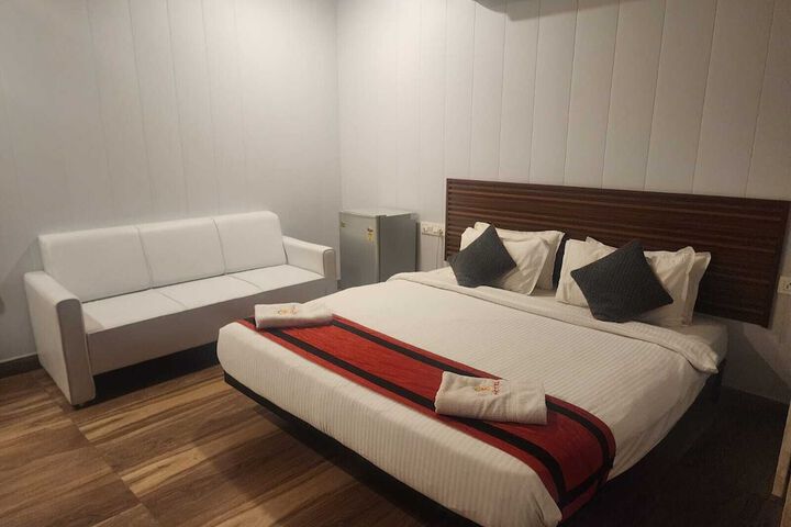 Room 7 of 9