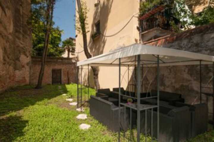 Hotel Exterior 13 of 34