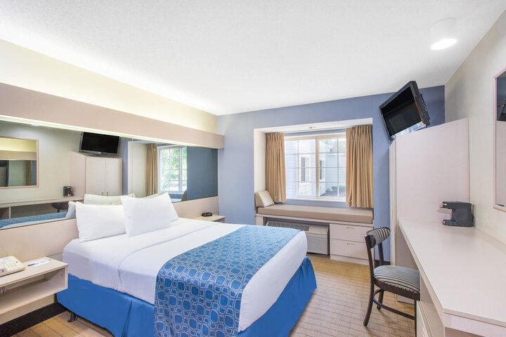 1 Queen Bed (1 of 10)