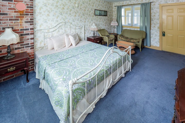 Room 17 of 37