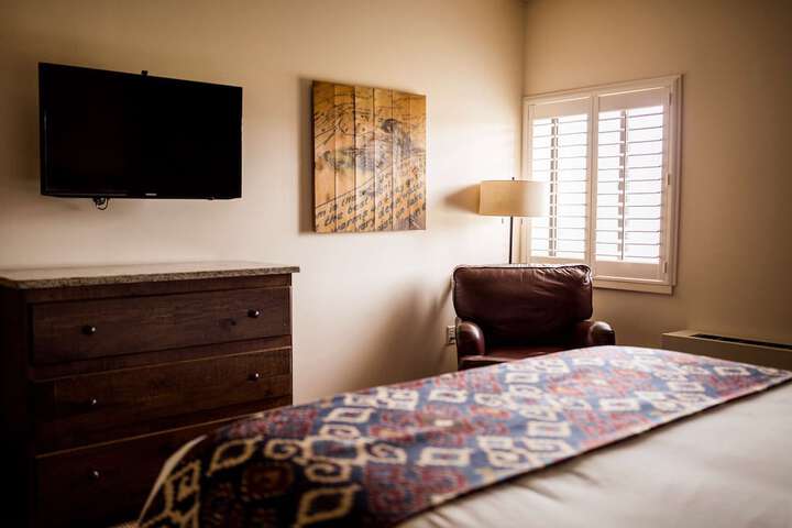 1 King Bed (12 of 24)