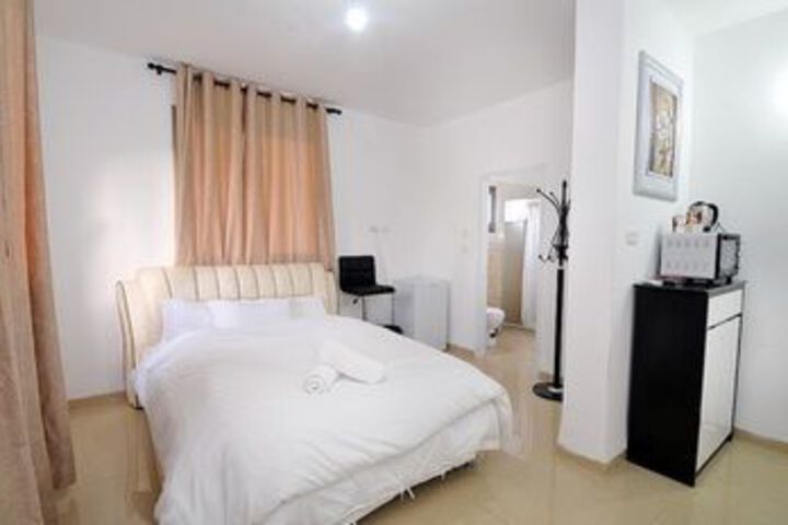 Room 10 of 32