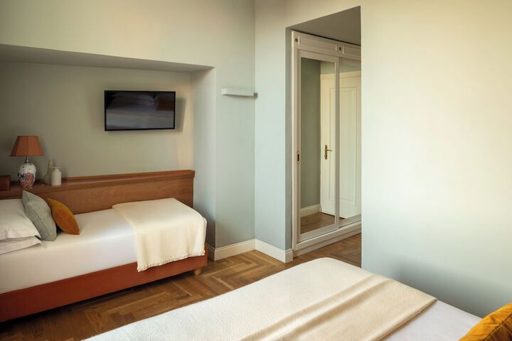 Room 46 of 77