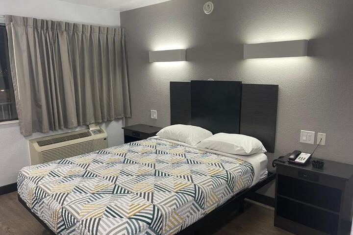 1 Queen Bed (4 of 13)