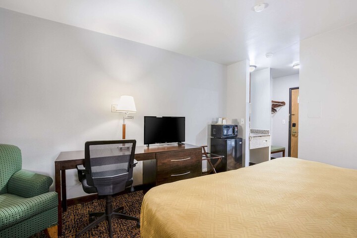 1 King Bed (5 of 7)
