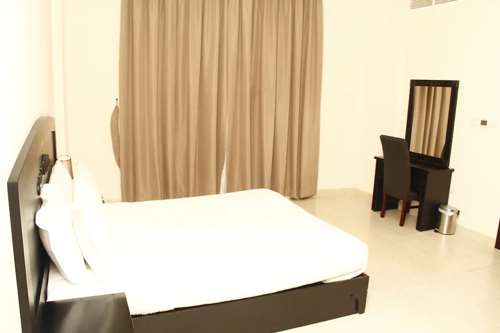 Room 4 of 9