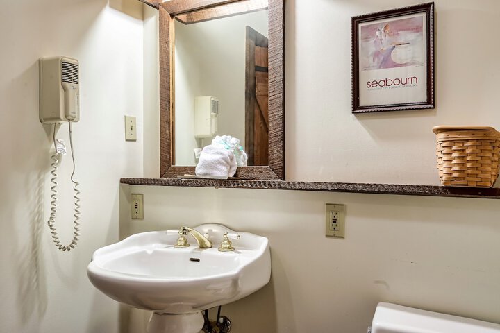 Snug Hug Queen Suite with Fireplace (5 of 131)