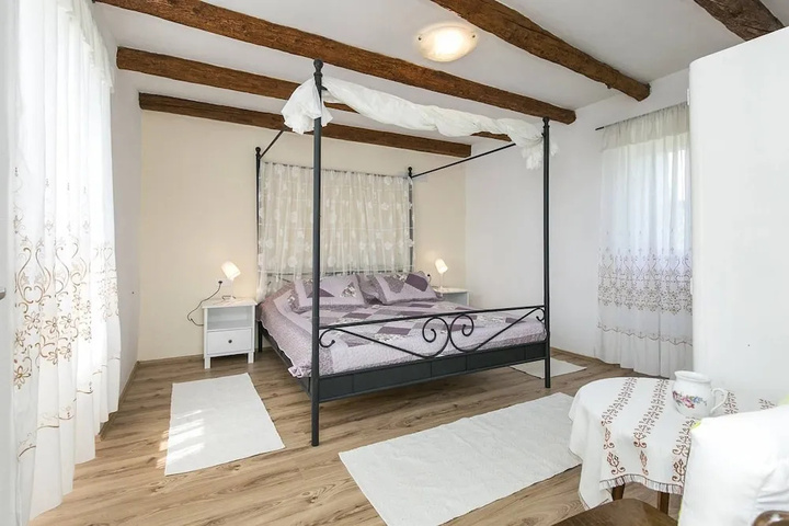 Room 5 of 17