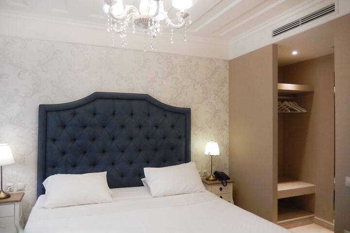 Room 27 of 37
