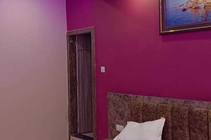 Room 10 of 28