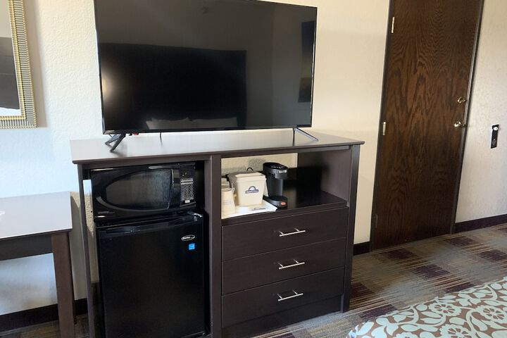 1 Queen Bed Mobility Accessible (10 of 19)