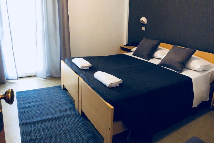 Room 7 of 76