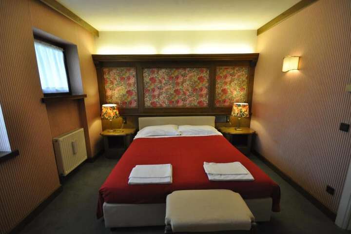 Room 9 of 12
