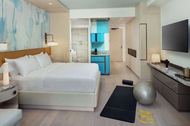 Room 32 of 243
