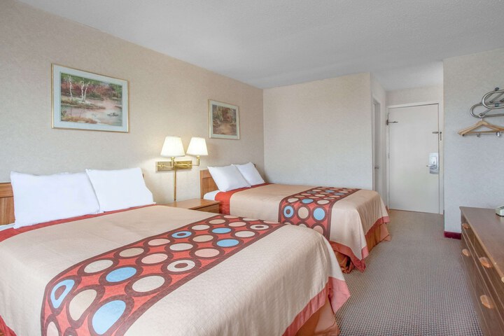 2 Double Beds (2 of 10)