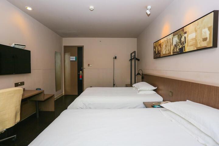 Room 9 of 29