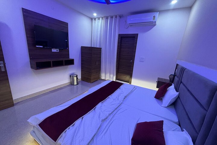 Room 3 of 20