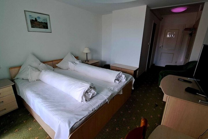 Room 9 of 28