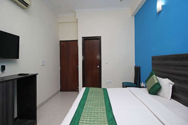 Room 11 of 18