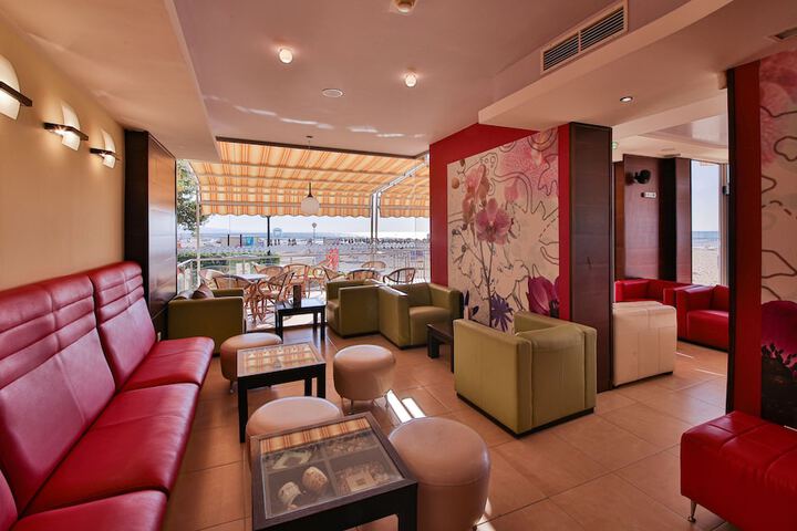 Lounge 52 of 69