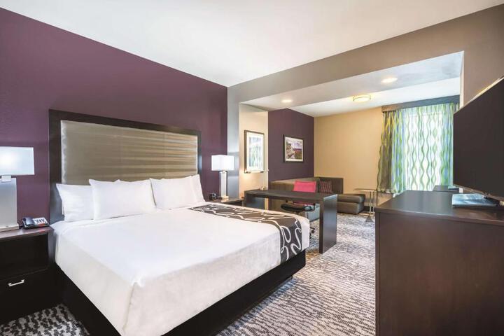 1 King Bed (3 of 10)